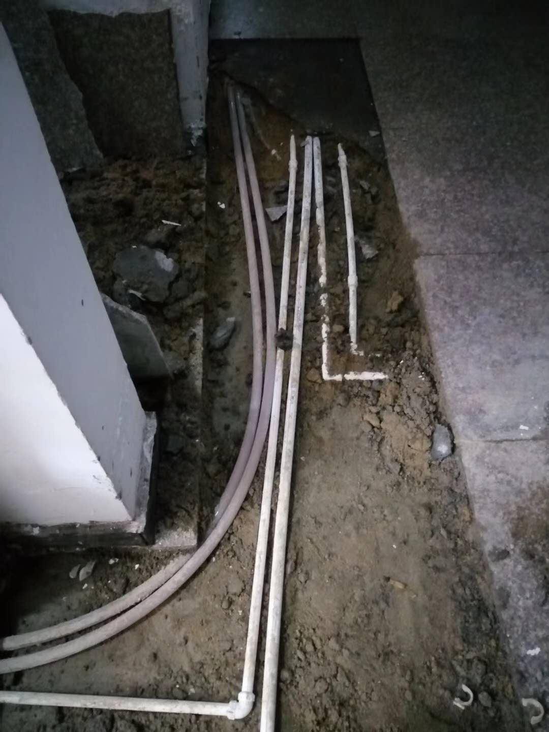 衢州漏水，切勿盲目乱刨乱砸